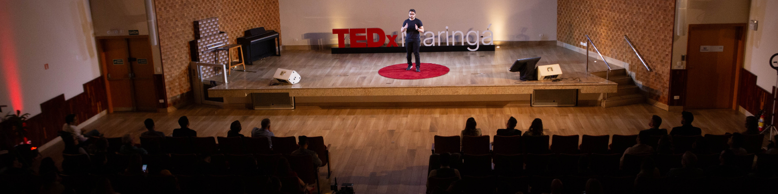Joao Pedro Danhoni speaking at TEDx Maringá